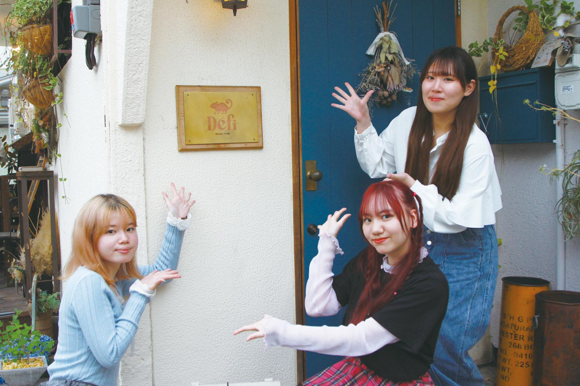 学生がお店を紹介している画像