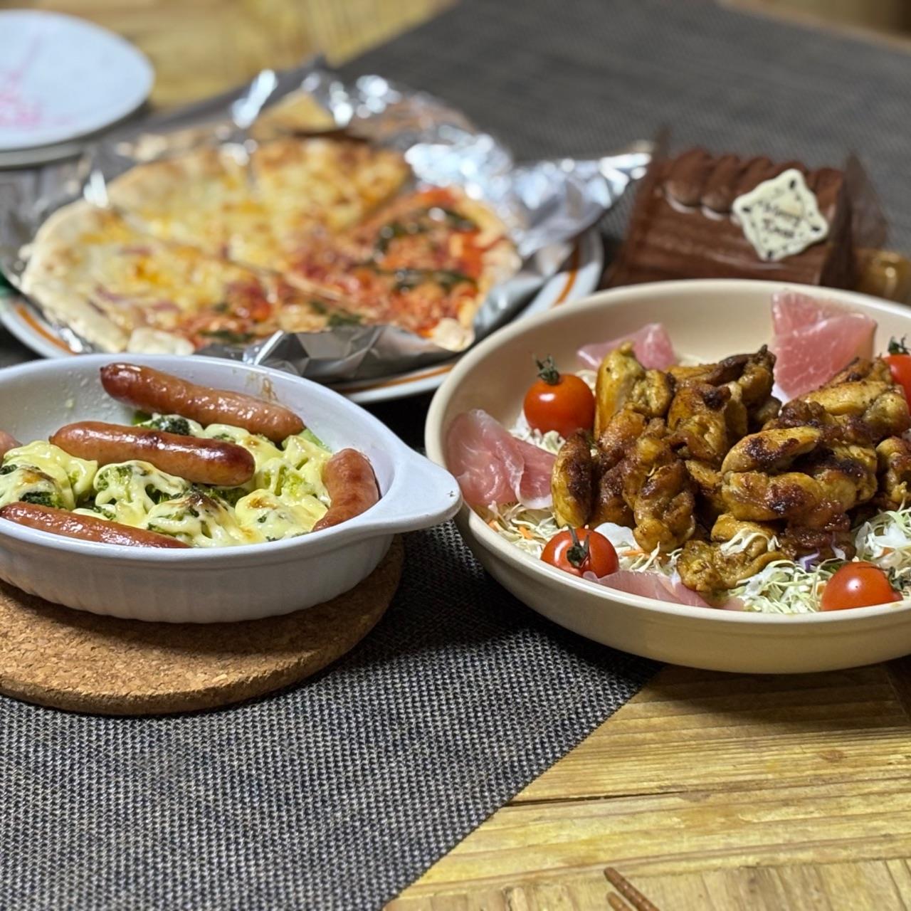 クリスマスパーティーの料理の写真
