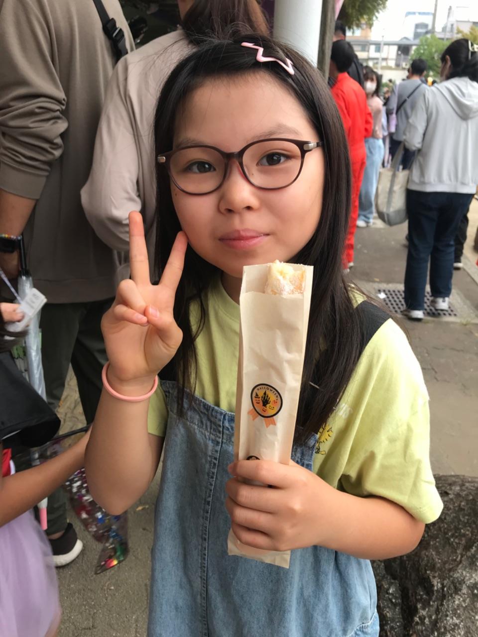 女の子がピースサインをしている写真