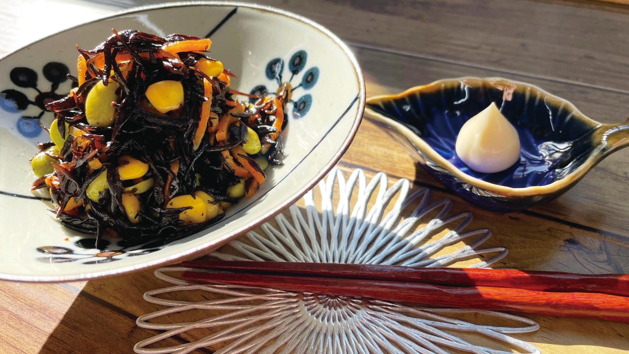 枝豆・コーン・にんじんが入ったひじきサラダと別皿でマヨネーズが添えてある写真