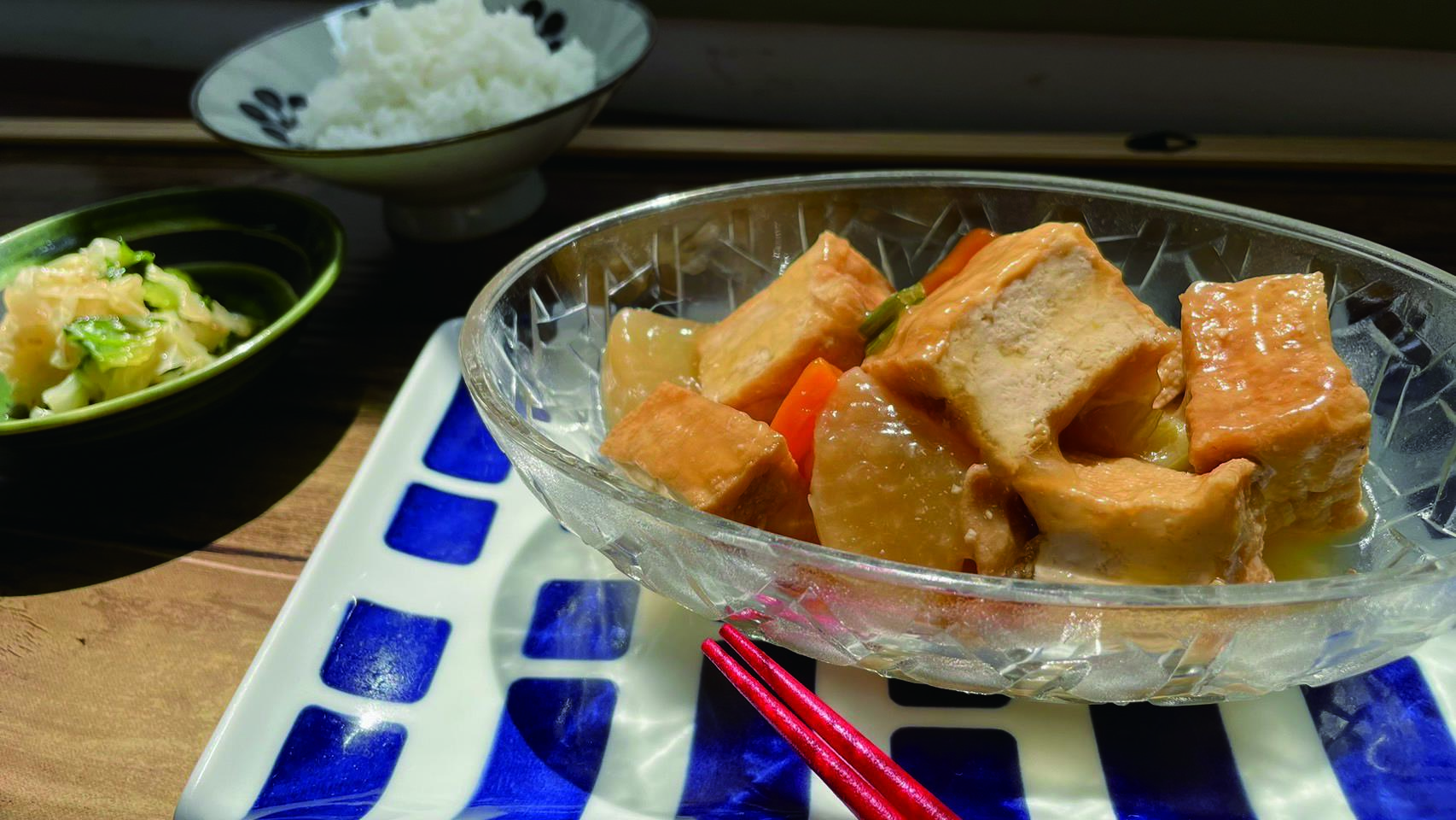 きつね色に焼けている厚揚げの煮物の写真