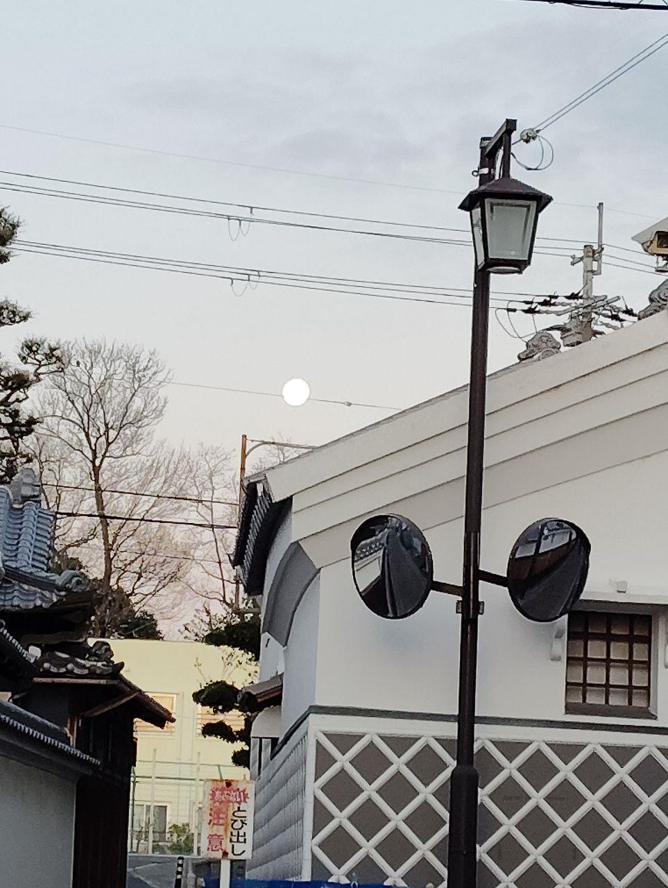 蔵の後ろに満月が浮かんでいる写真