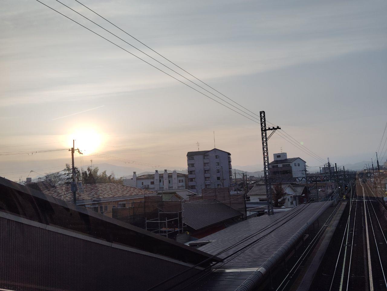 朝日が藤井寺市に登っている写真