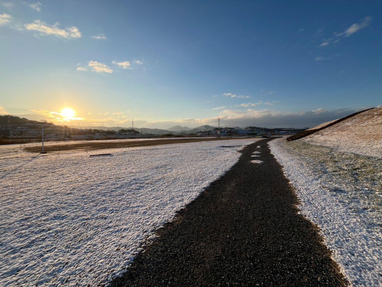 雪が薄く積もった河川敷