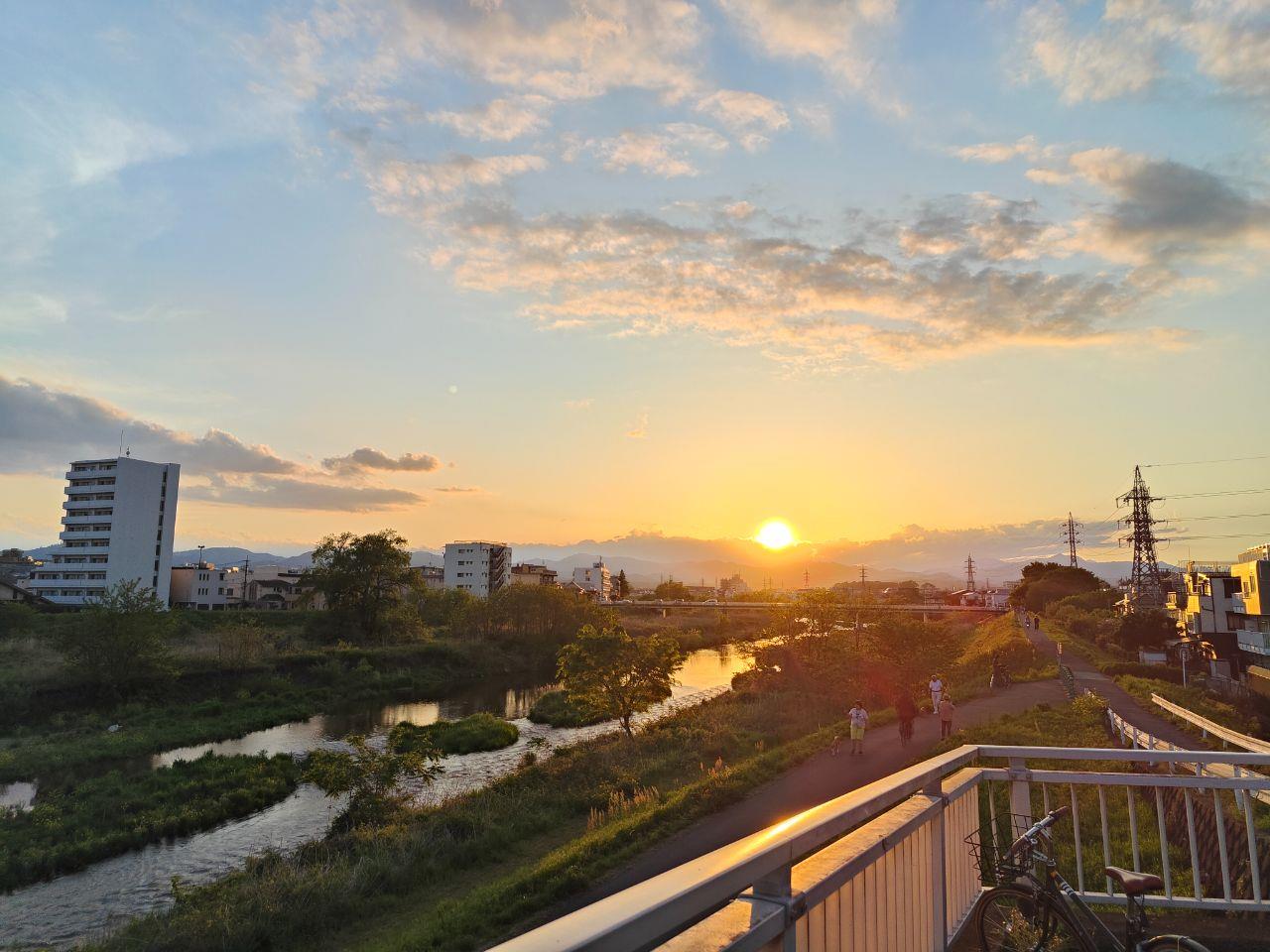 夕焼けの石川河川敷