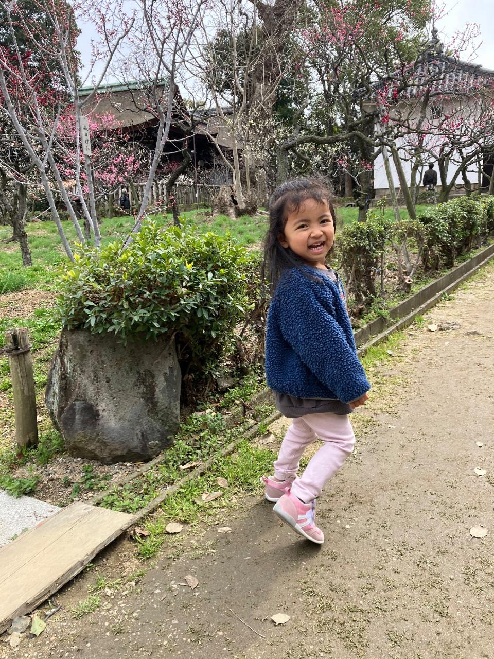かわいい女の子が笑顔で散歩している写真