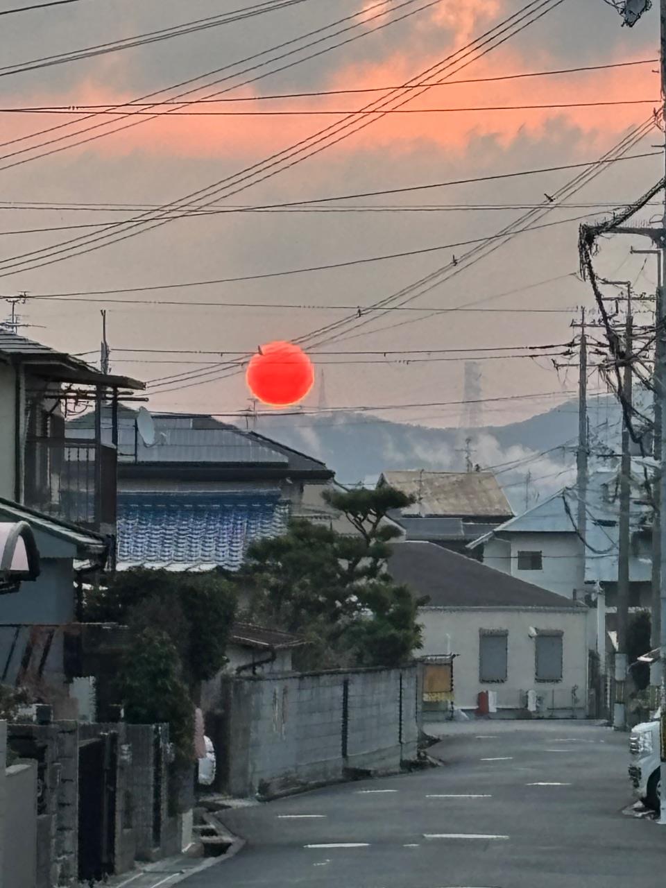 真っ赤できれいな朝日の写真
