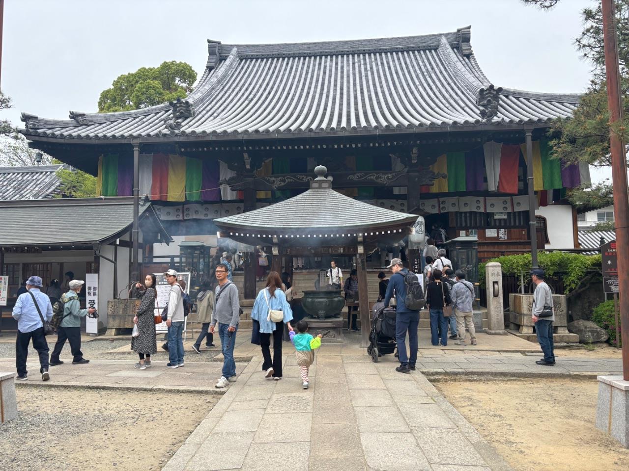 孫と葛井寺お参りにいった写真