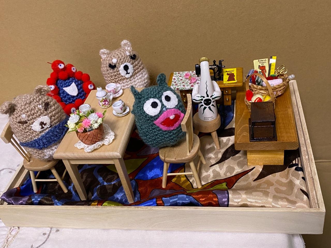 大阪簡裁万博のキャラクターがいるミニチュアのお部屋の写真