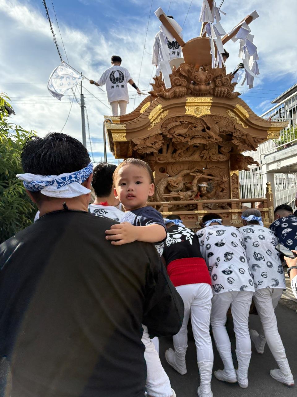 だんじりを押している人と親子の写真