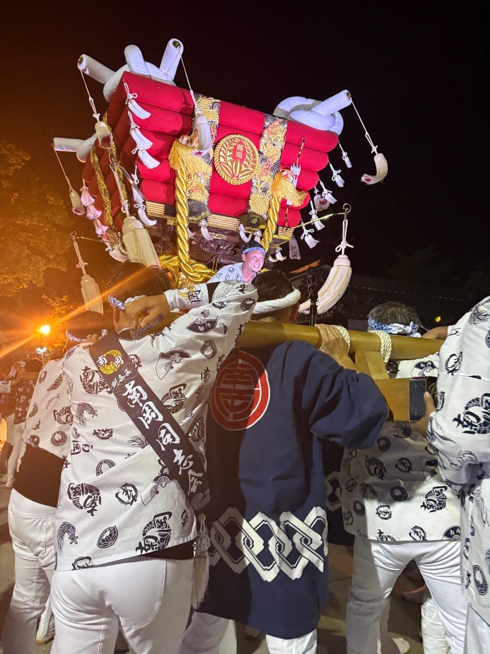 布団太鼓を担ぐ人の写真