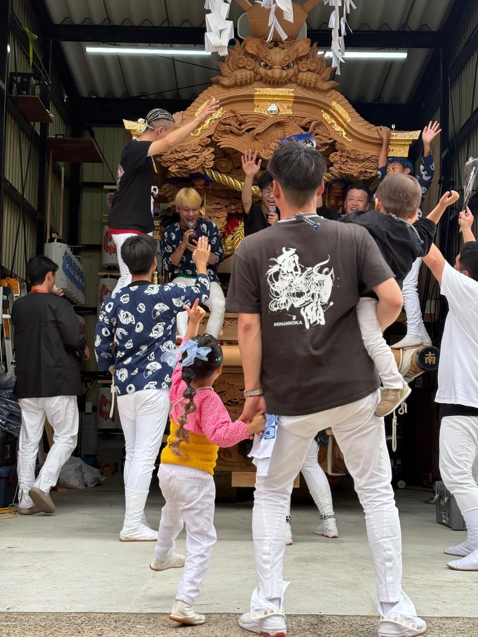 親子の後ろ姿の写真