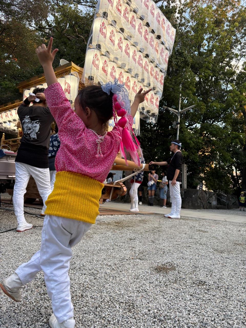 ポーズをするお子さんの後ろ姿の写真