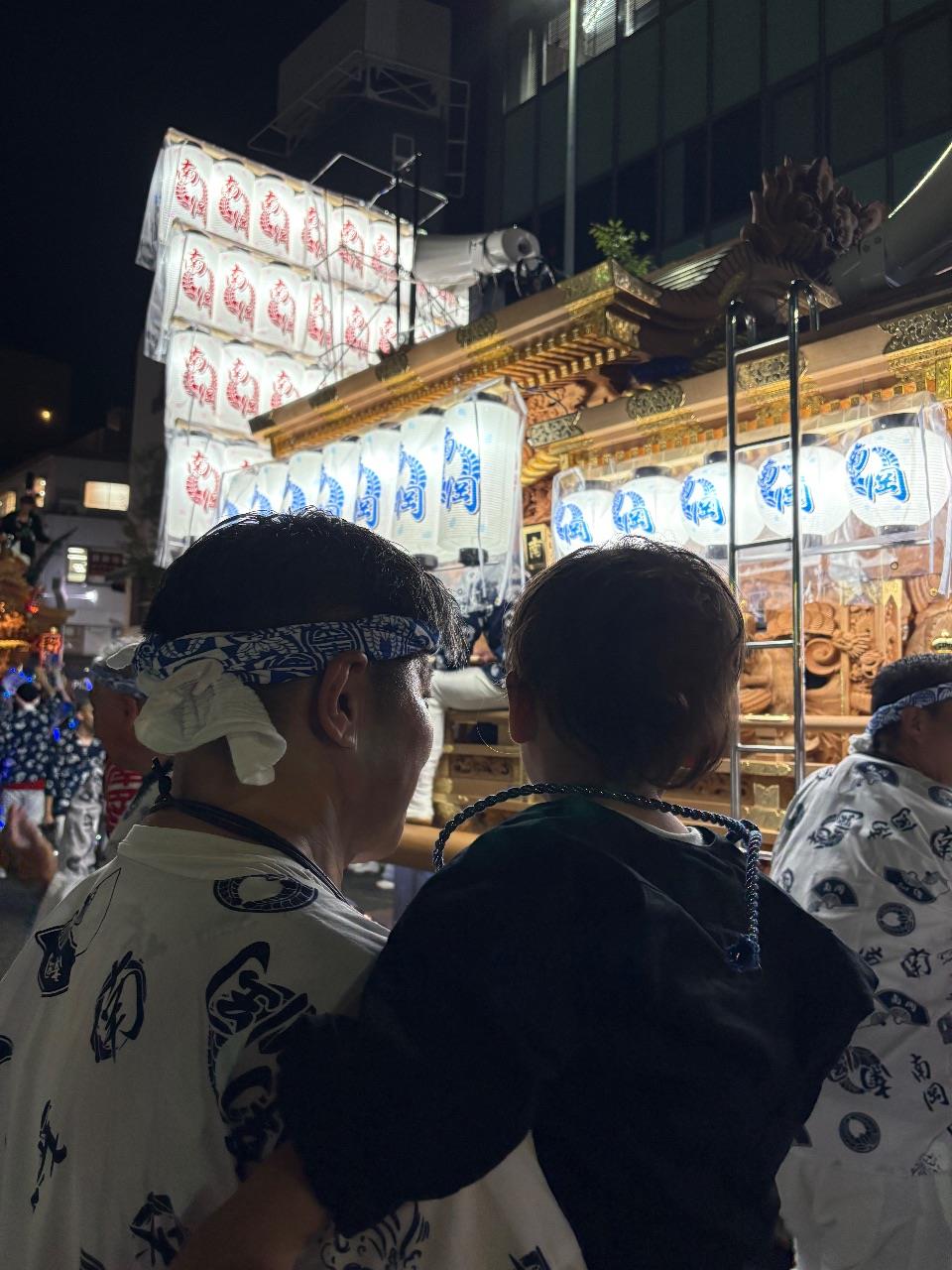 だんじりをみる親子の後ろ姿