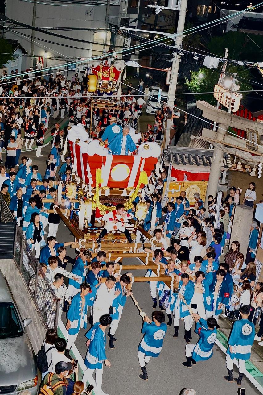 布団太鼓が2台行脚している様子を上から撮影した写真