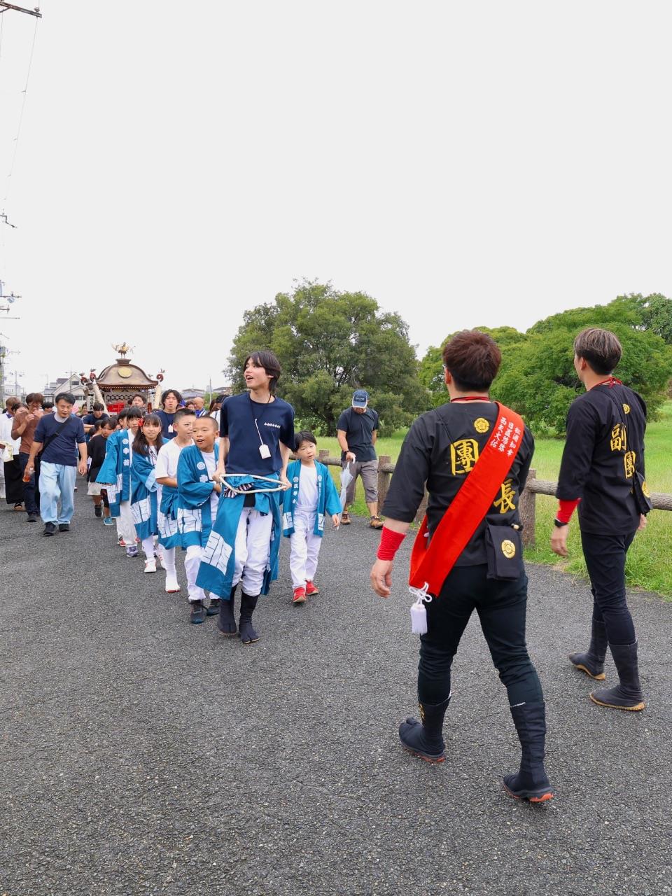 お神輿を引く人の写真