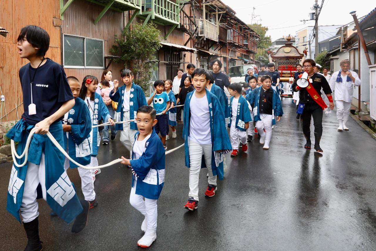 お神輿を引くお子さんたちの写真