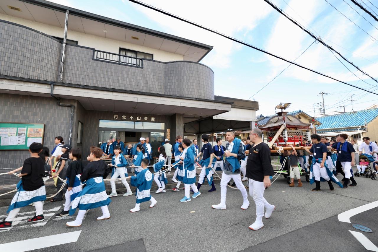お神輿を引くお子さんたちの写真