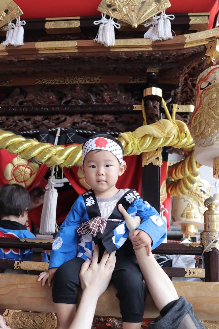布団太鼓にのるお子さんの写真