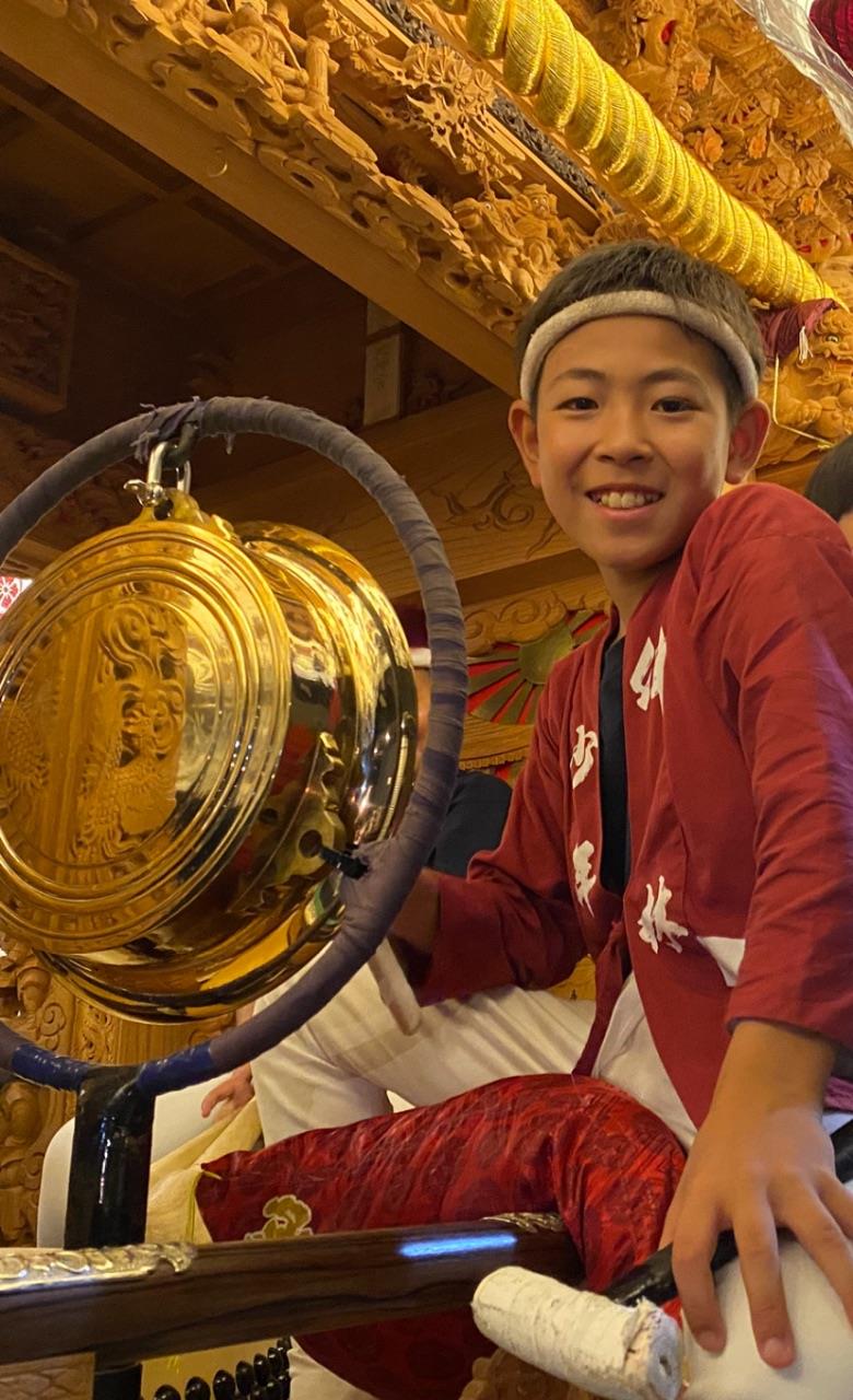 だんじりにのるお子さんの写真