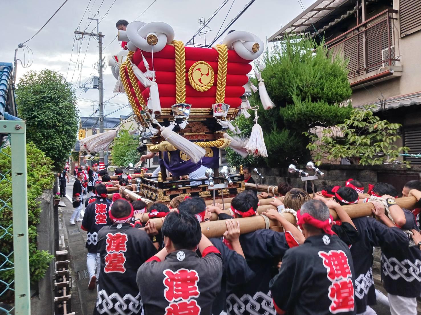 布団太鼓を担いでいる人の写真