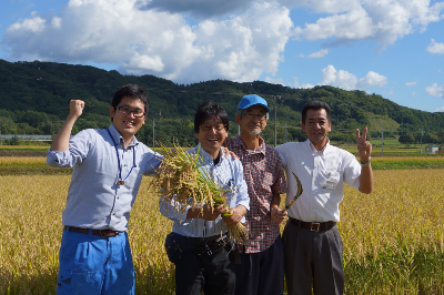 現地視察の様子。笑顔の生産者さん。