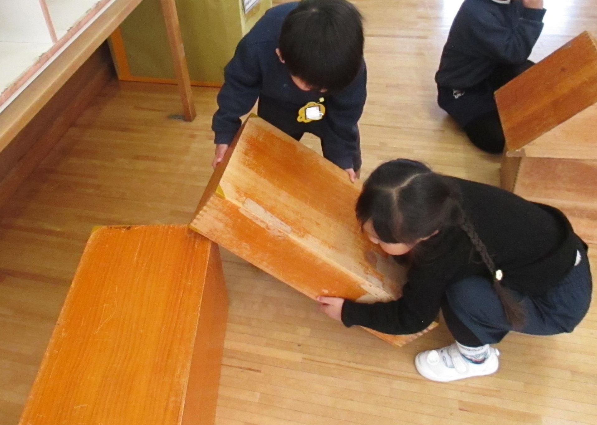 積み木で坂道を作っている
