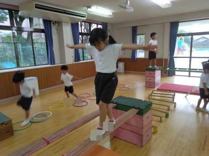 巧技台を組み合わせて運動遊びを楽しんでいます。