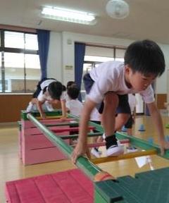 歩いたり渡ったりいろいろな動きを試しています。