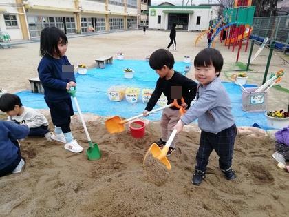 砂場で大きな山をつくっています。