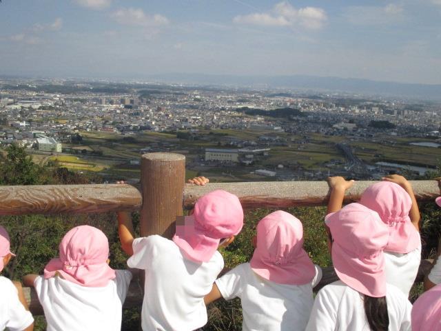 石段を登って頂上まで着きました。展望台からの眺めは、奈良の街並みが一望できて絶景でした。