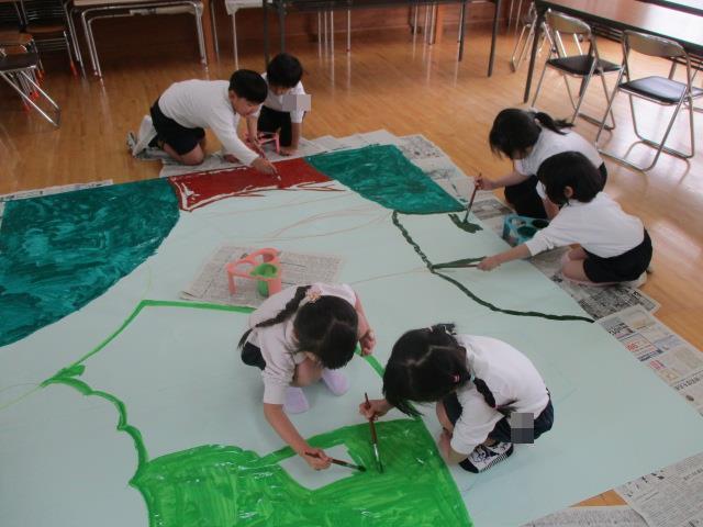 金太郎の劇遊びで使用する背景のあしがら山を絵の具で塗っています。