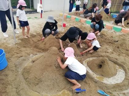 あちらこちらに大きな山が出来上がりみんなで楽しく山づくりをしています。