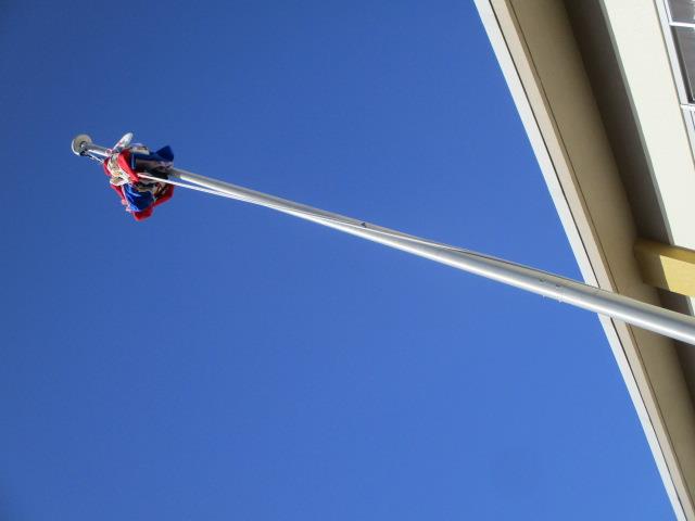 サンタさんによく分かるように幼稚園の中の高い場所を見つけて、国旗掲揚用の旗ポールにくくりつけました。
