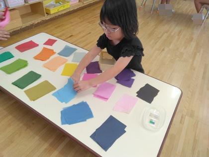 お腹の羽根に貼る和紙の色を選んでいます。