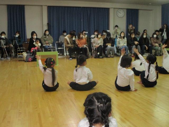 金太郎の劇遊びをおうちの方の前で披露した感想を子ども達が発表しています。