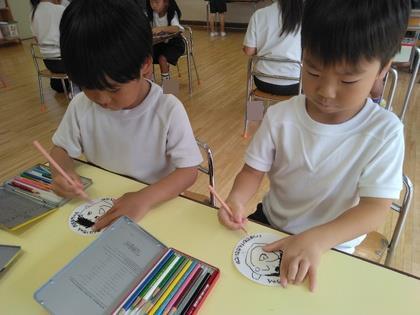 敬老の日のプレゼントに似顔絵を描いています。