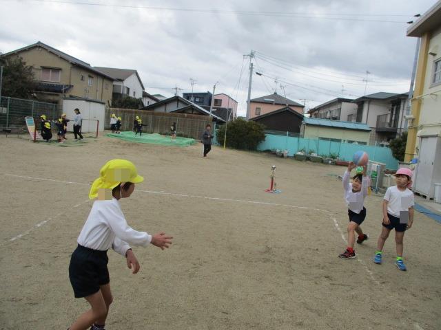子ども達でルールを確認し合いながらドッチボールを楽しんでいます。