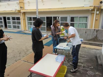緊急連絡カードに記入しています。