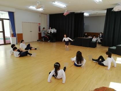 年長組が、『西遊記』の石猿が誕生した場面を演じています。