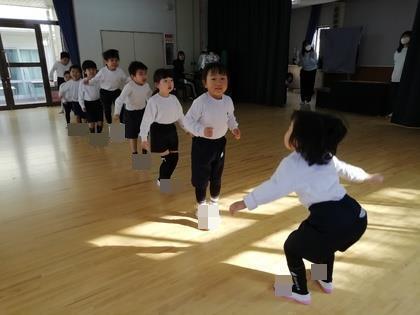 年少組が劇遊びの中でするなわとびの場面を演じています。