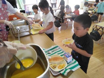 配膳台に順番に並んでいます。