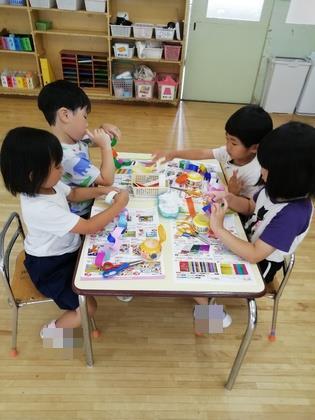 パーティー会場の飾りつけに輪つなぎを作っています。