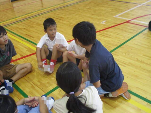 藤井寺小学校5年生のお兄さんお姉さんと一緒に自己紹介をしています。