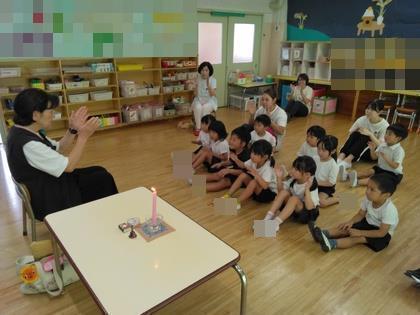 お話のろうそくに火がともるのを喜んでいます。