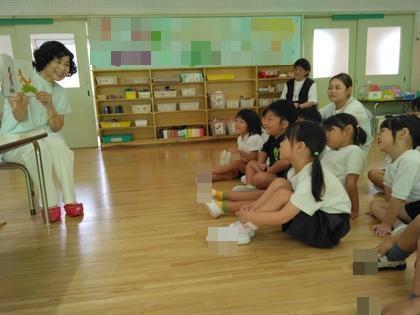大好きな絵本を読んでもらっています。