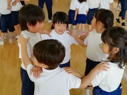 友達とふれあい遊びをしています。