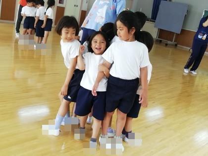 楽しく友達とふれあい遊びをしています。