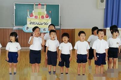 年長組が『おはよう』の歌をうたっています。