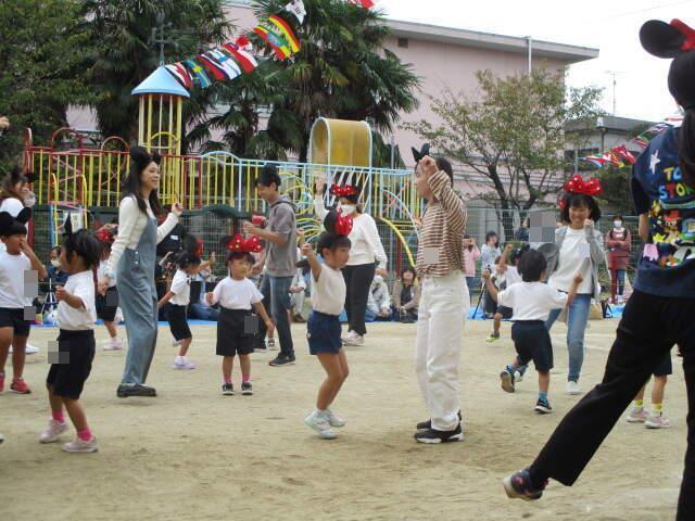 年少組の親子ダンスで、ジャンボリミッキーを踊っています。